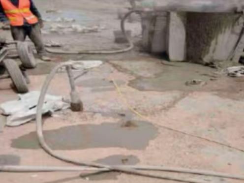 西藏水泥混凝土路面板底注浆技术 路面脱空注浆整治方案